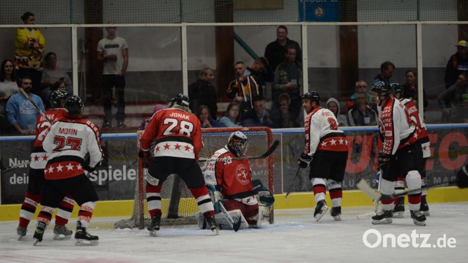 Das Legendenspiel des ERSC Amberg hat am Samstag alle Erwartungen erfüllt und teilweise sogar übertroffen. Verein und Fans machten ein großes Fest daraus. Bild: Brückmann
