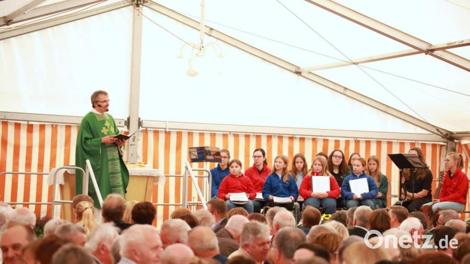 Pfarrer Martin Besold feierte mit den Festbesuchern die Messe, die der Kinder- und Jugendchor Immenreuth musikalisch umrahmte. Bild: JOCHEN NEUMANN 
ERBENDORF