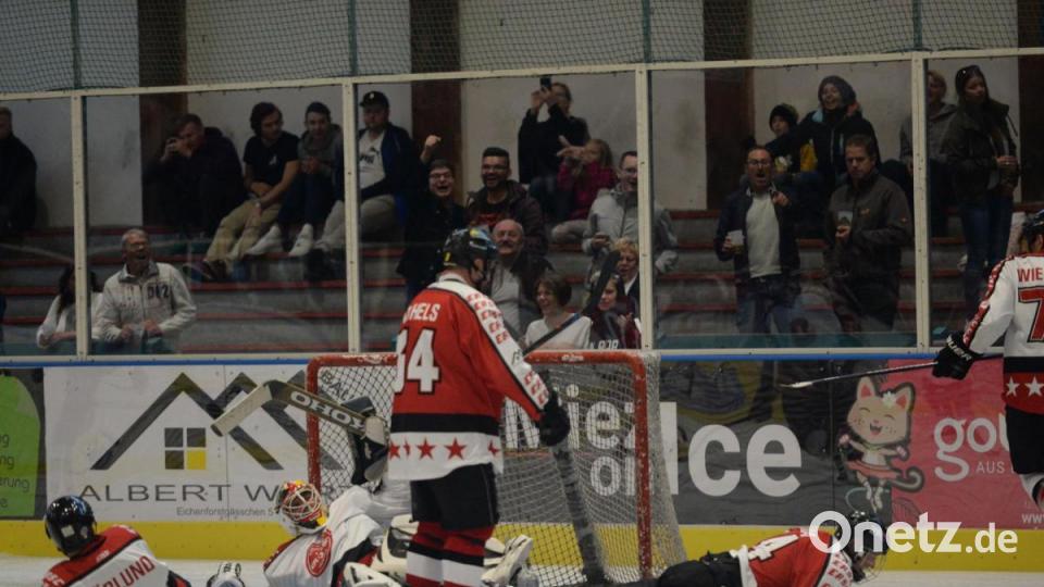 Das Legendenspiel des ERSC Amberg hat am Samstag alle Erwartungen erfüllt und teilweise sogar übertroffen. Verein und Fans machten ein großes Fest daraus. Bild: Brückmann