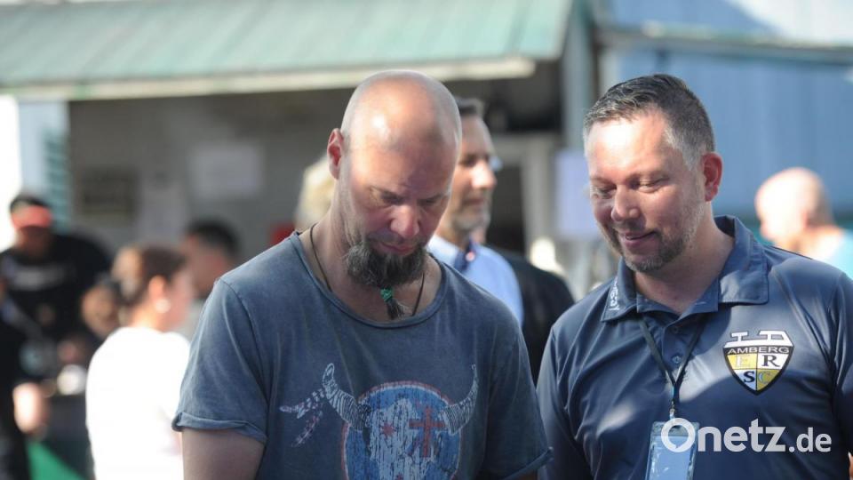 Das Legendenspiel des ERSC Amberg hat am Samstag alle Erwartungen erfüllt und teilweise sogar übertroffen. Verein und Fans machten ein großes Fest daraus. Bild: Brückmann