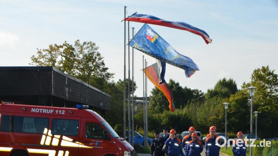 Über den Köpfen wehten die Flaggen. Bild: dob