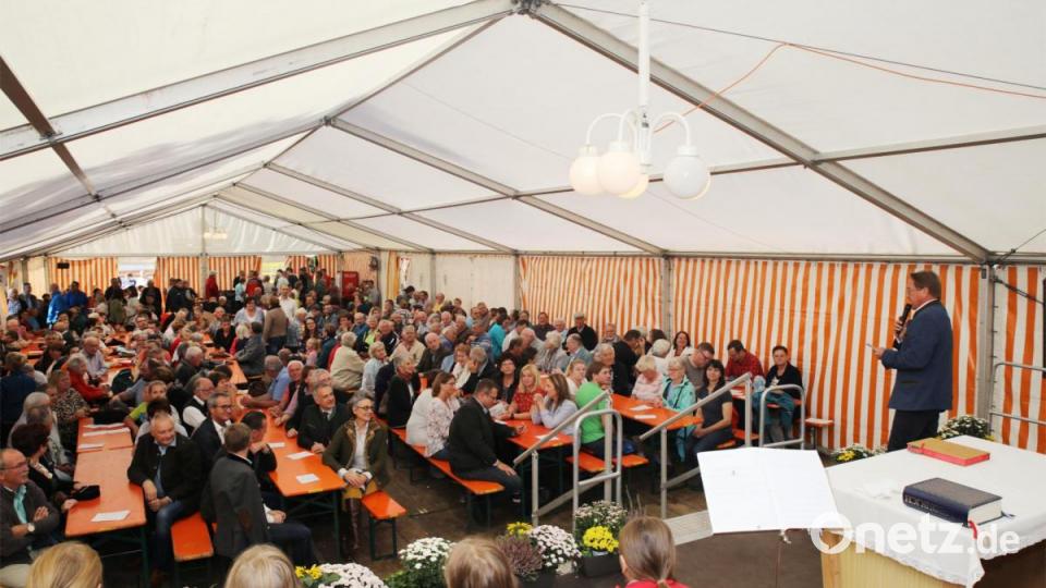 Der Vorsitzende der Steinwald-Allianz, Hans Donko (rechts), eröffnete das 13. Waldhausfest. Bild: JOCHEN NEUMANN 
ERBENDORF