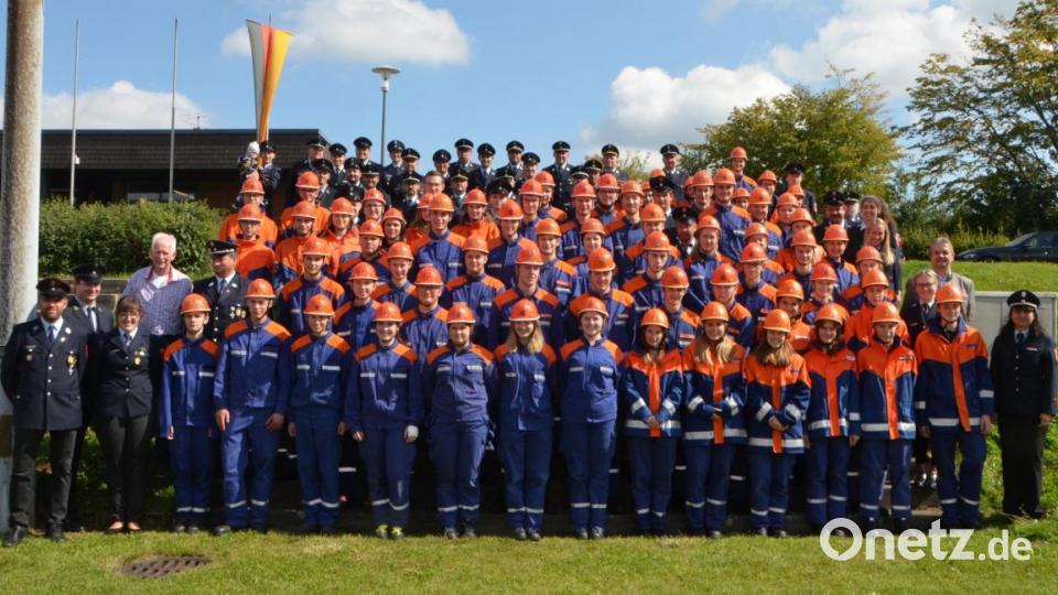 64 Nachwuchskräfte der Feuerwehren aus dem Landkreis Neustadt/WN traten zum Erwerb der Jugendleistungsspange der Deutschen Jugendfeuerwehr im Vohenstraußer Sportzentrum an. Bild: dob