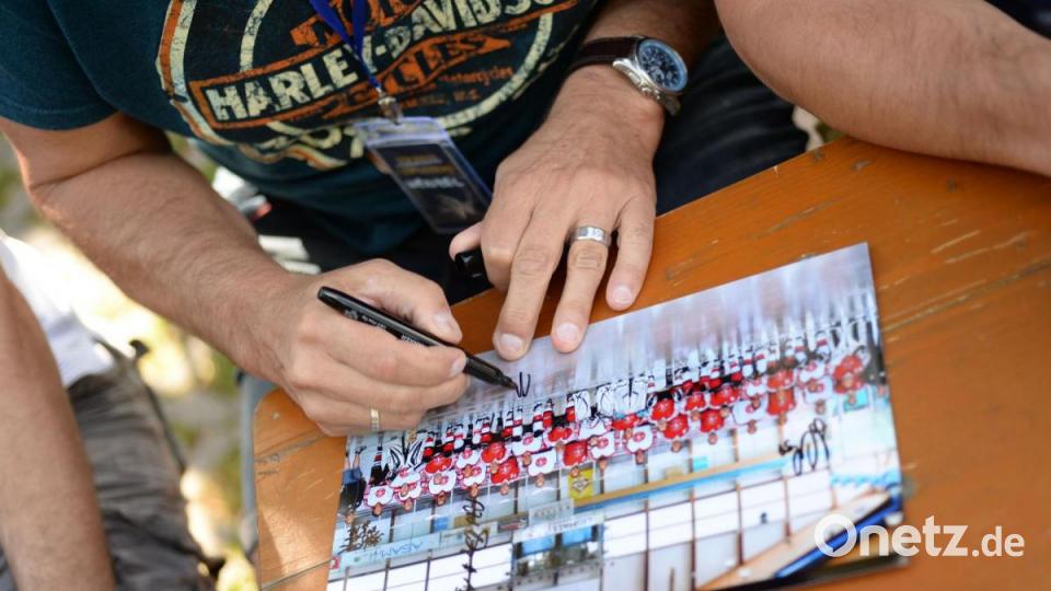 Das Legendenspiel des ERSC Amberg hat am Samstag alle Erwartungen erfüllt und teilweise sogar übertroffen. Verein und Fans machten ein großes Fest daraus. Bild: Brückmann