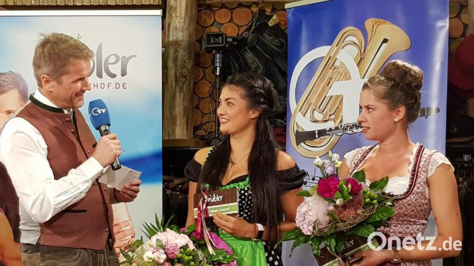 Moderator Stefan Reindl gratuliert den Siegerinnen. Bild: Judith Lehner