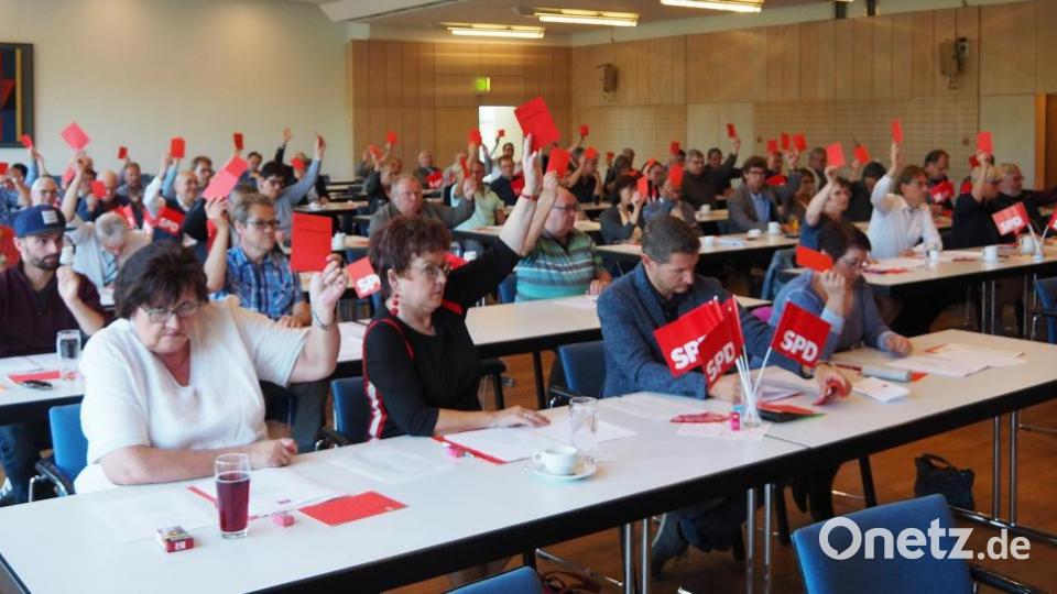 Rote Zustimmungskarten dominierten bei den Abstimmungen. Bild: Bühner