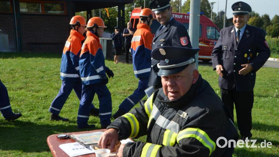 Wer arbeitet, braucht auch eine Brotzeit. Dieter Malzer aus Waldthurn wärmt sich mit einer Tasse Kaffee und Kuchen auf. Bild: dob