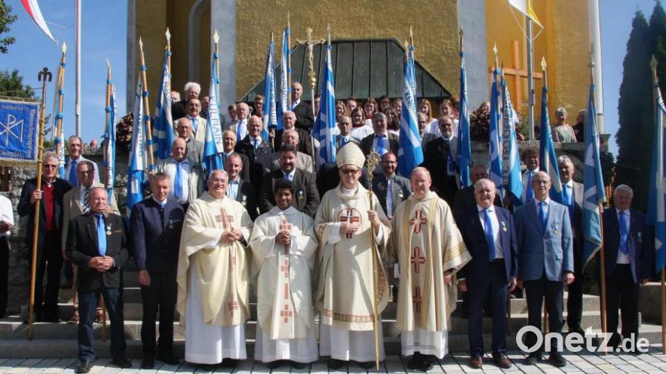 Der Tag stand unter dem Zeichen der Muttergottes und den Farben Weiß und Blau. Die Messe zelebrierten (von links) Monsignore Thomas Schmidt, Pater Charles John, Weihbischof Josef Graf und Pfarrer Markus Nees. Bild: wro