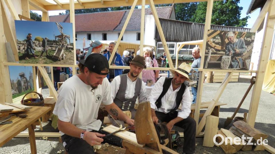 Die Handwerker aus dem Mittelalter zeigten, wie sie arbeiten. Bild: ubb