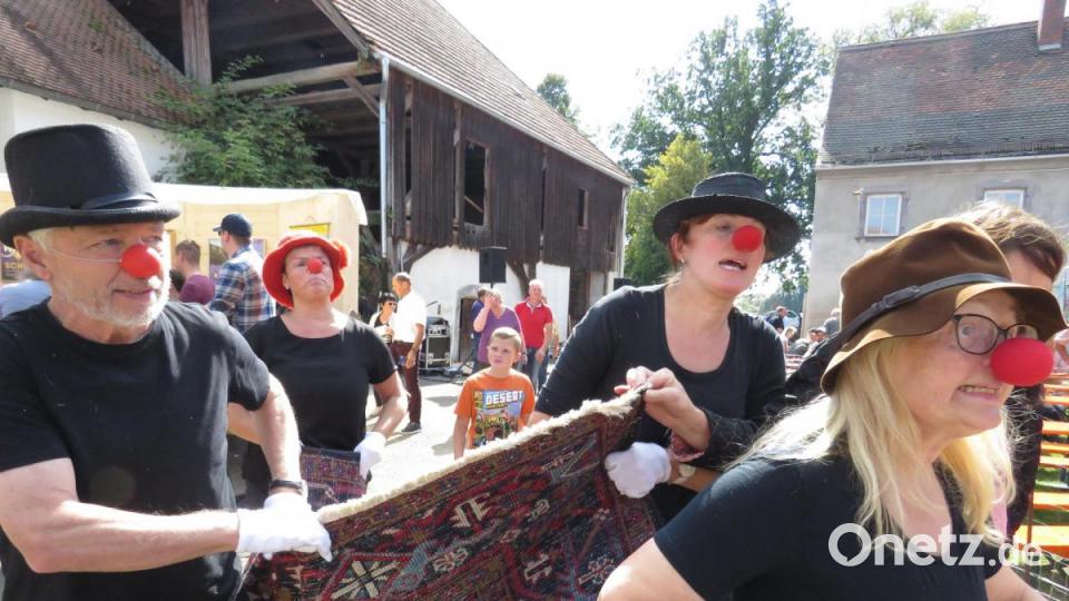 Die Darsteller vom Modernen Theater Tirschenreuth schleppten denTeppich von Infostand zu Infostand. Bild: ubb