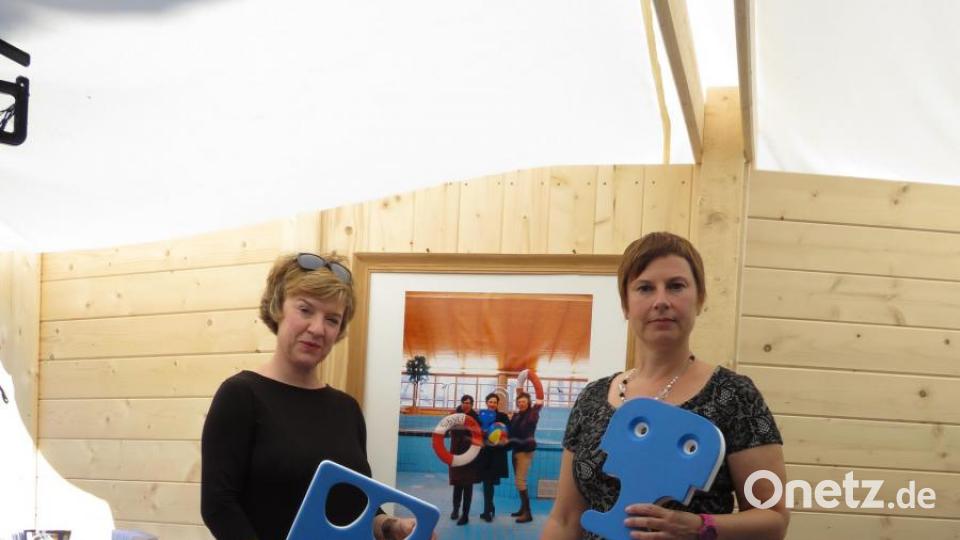 Die Künstlerinnen vom Badehaus Maiersreuth an ihrem Stand. Bild: ubb
