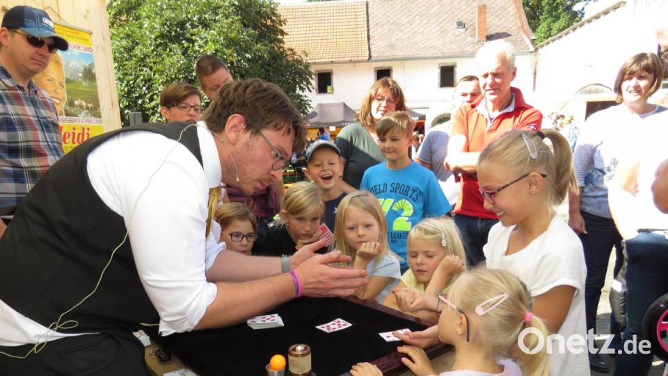 Der Zauberer Marco Knott zauberte sich die Finger wund. Bild: ubb