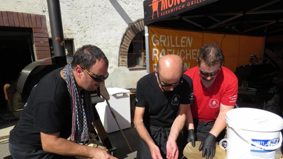 Ziemlich viel zu tun hatten die Stiftlandgriller. Das Essen ging weg wie die warmen Semmeln. Bild: ubb