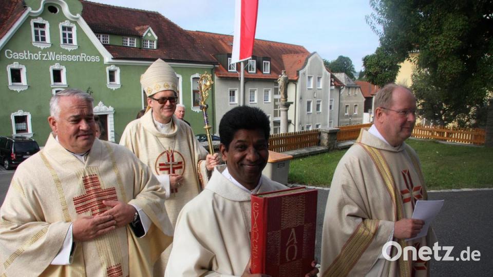 Das Ende des Festzuges bildeten die vier Zelebranten (von links) Monsignore Thomas Schmidt, Weihbischof Josef Graf, Pater Charles John und Pfarrer Markus Nees. Bild: wro