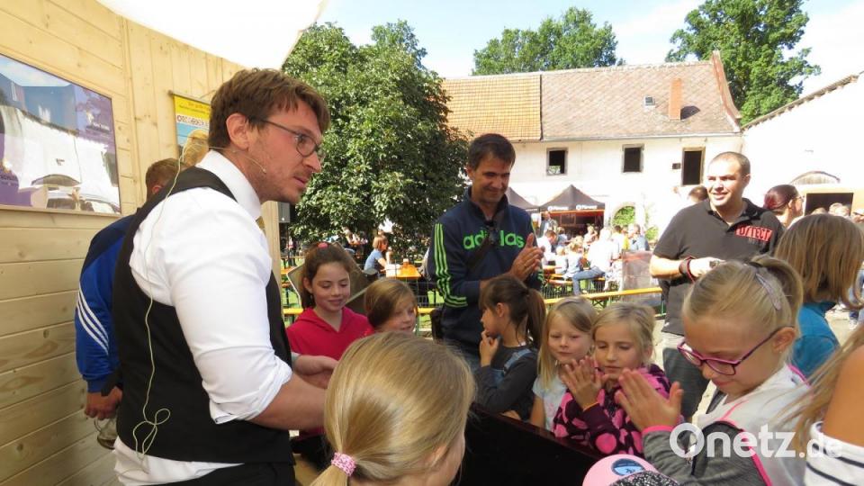 Einige hundert Gäste haben am Sonntag Marco Knott beim Zaubern erlebt. Er war nur einer von 14 Heimatunternehmer, die sich der Öffentlichkeit vorstellten. Bild: ubb