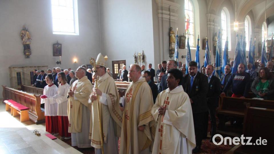 Nach dem feierlichen Schlusslied formierten sich die Sodalen, Geistlichen und Ministranten zum Auszug aus der Kirche St. Michael. Bild: wro