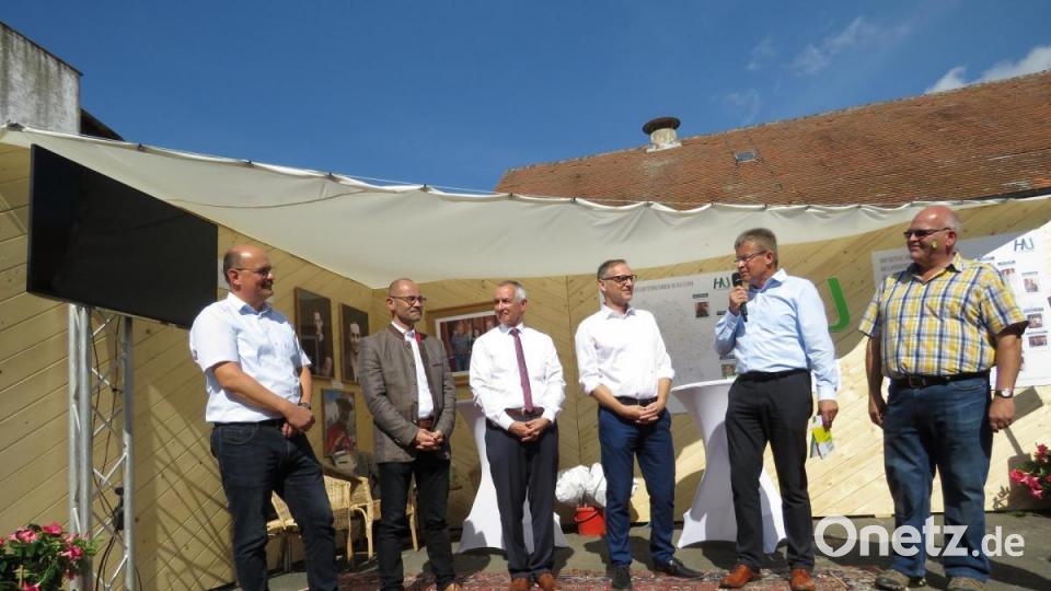 Alfred Wolf (2 v. re.) begrüßte die Ehrengäste. Bild: ubb