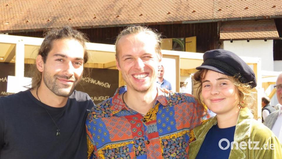 Junge Heimatunternehmer unter sich: Julian Mühlmeier, der Jesusdarsteller der Europassion 2020 (li.) und Musikkabarettist Matthias Wolf Liedermacher (mit Freundin) nahmen aktiv teil. Bild: ubb