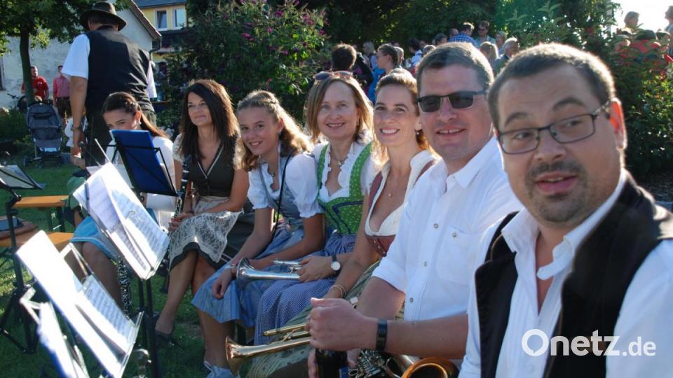 Die Kirwablosn spielt gut gelaunt auf. Bild: Portner