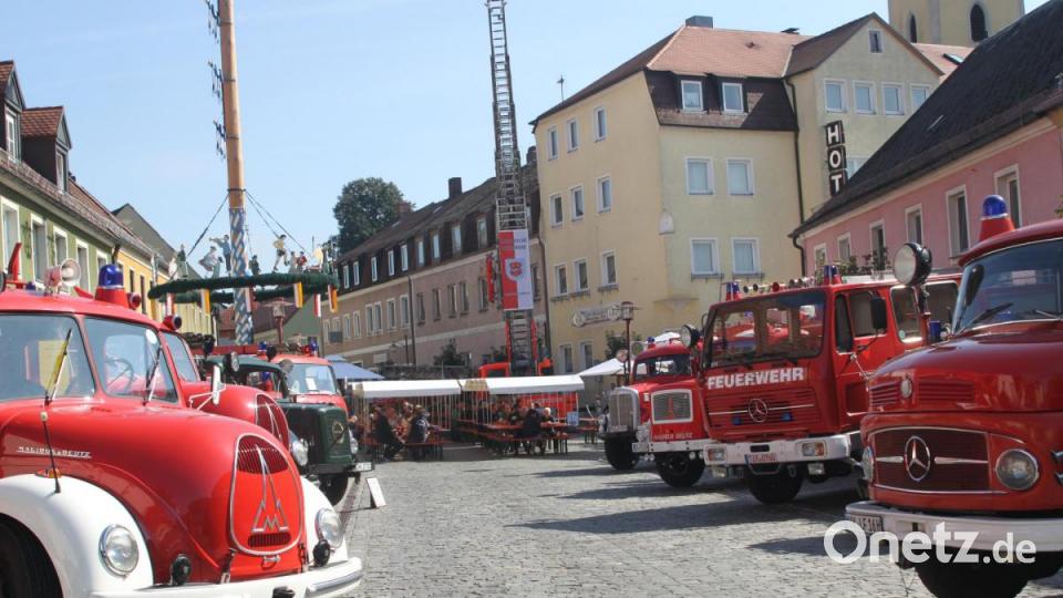 Gemütlich sitzen zwischen roten Oldtimern Bild: wrt