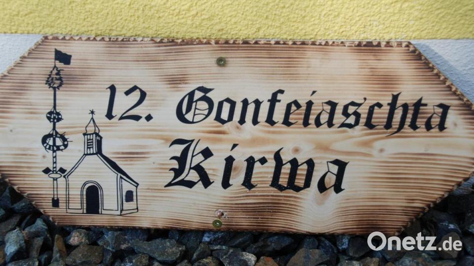 Das Schild für den Kirwabaum. Bild: Portner