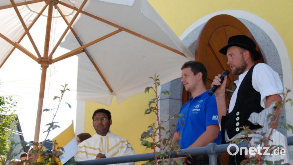 Die beiden Vorsitzenden des Kirwavereins, Markus Portner und Matthias Meier (von rechts), dankten Kaplan William Akkala für den festlichen Gottesdienst. Bild: Portner