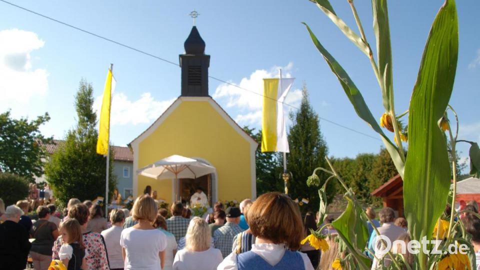 Die Kirwa beginnt mit dem Patroziniumsgottesdienst vor der geschmückten Kapelle &quot;Maria Namen&quot;. Bild: Portner