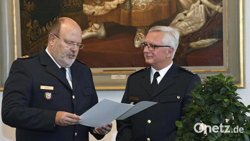 Polizeipräsident Norbert Zink und Friedrich Böhm (rechts), der die Leitung der VPI Amberg nach 14 Jahren abgibt. Bild: Petra Hartl