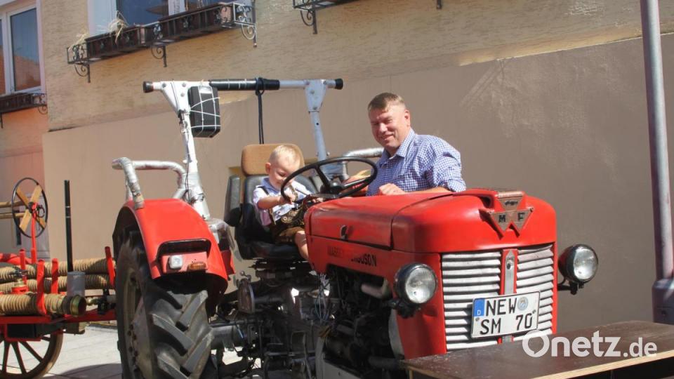 Junger Fahrer, altes Fahrzeug: Die Bernsteiner Motorspritze hängt an einem Traktor. Bild: wrt