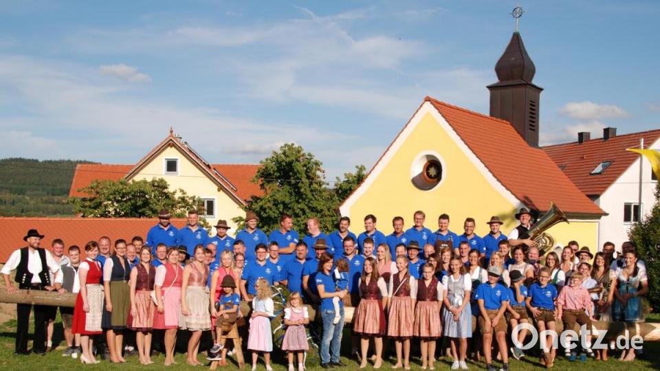 Die Gonfeiaschta Kirwaleid sind eine starke Truppe. Auch der Nachwuchs ist gerne mit dabei. Bild: Portner