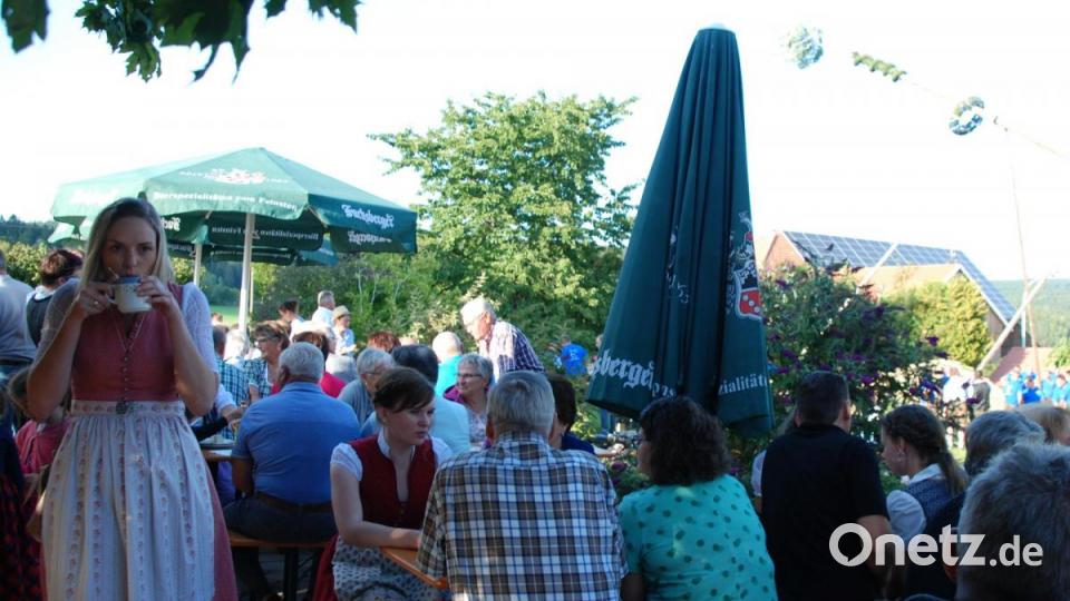 Der Kapellenverein servierte zum Aufstellen Kaffee und Kuchen. Bild: Portner