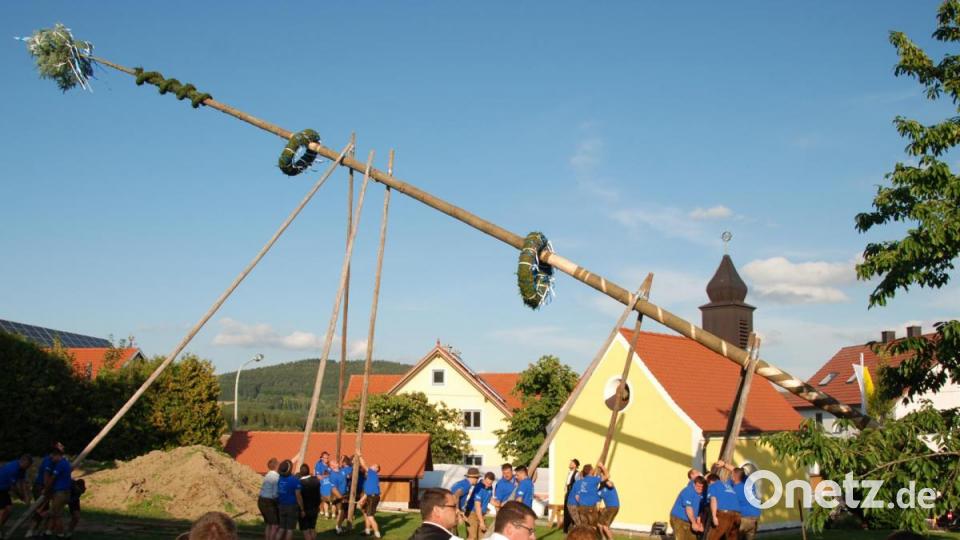 Es geht in die Höhe. Die Kirwablosn spielt dazu auf. Bild: Portner