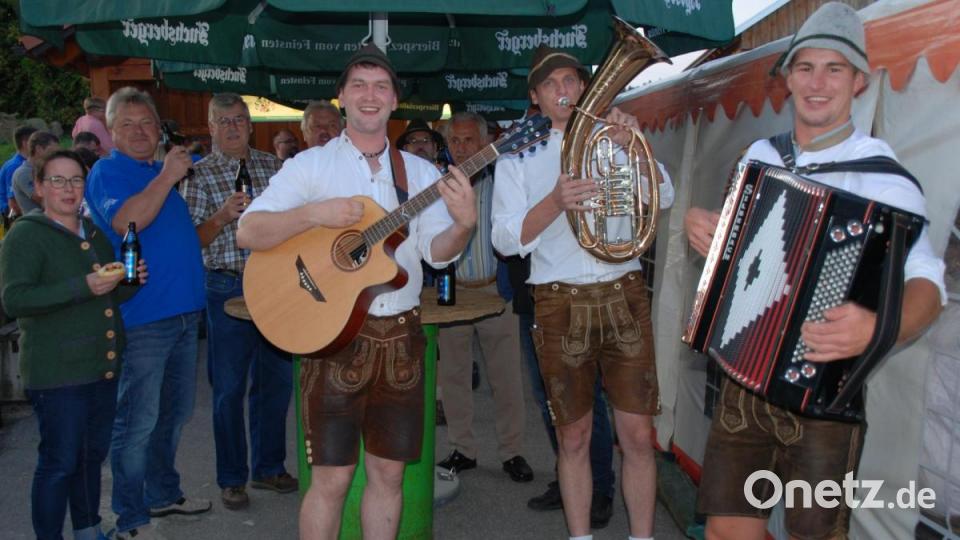 Bei der Kirwaparty am Dorfplatz war gute Laune angesagt. Bild: Portner