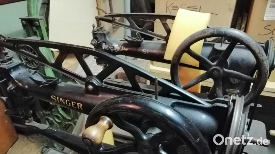 Mehrere Singer-Nähmaschinen stehen im Depot. Bild: anv