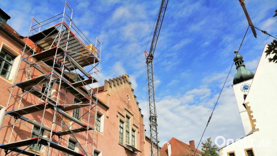 Mit Gerüst und Kran werden die Gegenstände aus dem Dachboden-Depot nach unten verfrachtet. Ein Teil wird an andere Museen weitergegeben. Bild: anv