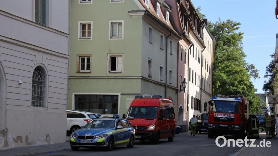 Nach einem Wohnungsbrand in einem Mehrfamilienhaus in Regensburg hat die Polizei am Mittwoch, 18. September 2019, zwei Tote gefunden. Bei den Opfern handele es sich um eine 37-jährige Frau und einen 41-jährigen Mann, teilten die Beamten mit. "Ob der Brand im Zusammenhang mit dem Tod der beiden Personen steht, ist derzeit noch unklar", hieß es. Auch zur Brandursache gab es zunächst keine Erkenntnisse. Die Kripo Regensburg hat die Ermittlungen übernommen. Bild: Alexander Auer