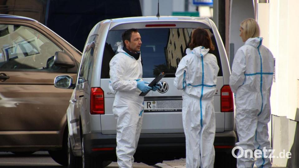 Nach einem Wohnungsbrand in einem Mehrfamilienhaus in Regensburg hat die Polizei am Mittwoch, 18. September 2019, zwei Tote gefunden. Bei den Opfern handele es sich um eine 37-jährige Frau und einen 41-jährigen Mann, teilten die Beamten mit. "Ob der Brand im Zusammenhang mit dem Tod der beiden Personen steht, ist derzeit noch unklar", hieß es. Auch zur Brandursache gab es zunächst keine Erkenntnisse. Die Kripo Regensburg hat die Ermittlungen übernommen. Bild: Alexander Auer