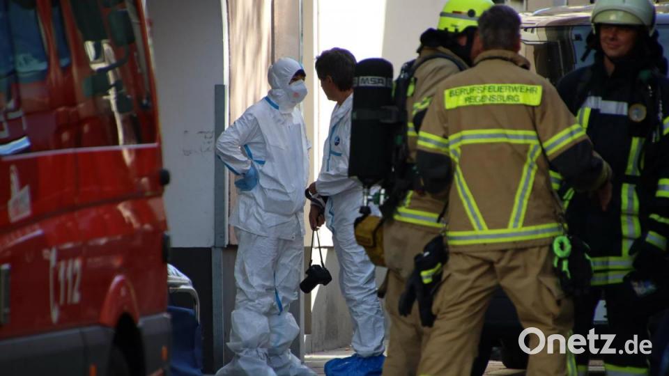 Nach einem Wohnungsbrand in einem Mehrfamilienhaus in Regensburg hat die Polizei am Mittwoch, 18. September 2019, zwei Tote gefunden. Bei den Opfern handele es sich um eine 37-jährige Frau und einen 41-jährigen Mann, teilten die Beamten mit. "Ob der Brand im Zusammenhang mit dem Tod der beiden Personen steht, ist derzeit noch unklar", hieß es. Auch zur Brandursache gab es zunächst keine Erkenntnisse. Die Kripo Regensburg hat die Ermittlungen übernommen. Bild: Alexander Auer