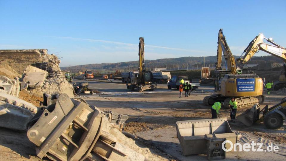 Der Tag danach: Wie erschöpft liegen Baggerteile im Staub. Die Mitarbeiter der Abrissfirma sind am Sonntagvormittag mit letzten Aufräumarbeiten beschäftigt. Bild: bl
