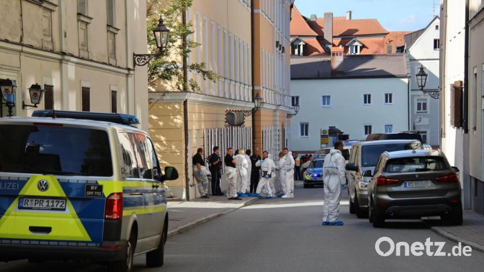 Nach einem Wohnungsbrand in einem Mehrfamilienhaus in Regensburg hat die Polizei am Mittwoch, 18. September 2019, zwei Tote gefunden. Bei den Opfern handele es sich um eine 37-jährige Frau und einen 41-jährigen Mann, teilten die Beamten mit. "Ob der Brand im Zusammenhang mit dem Tod der beiden Personen steht, ist derzeit noch unklar", hieß es. Auch zur Brandursache gab es zunächst keine Erkenntnisse. Die Kripo Regensburg hat die Ermittlungen übernommen. Bild: Alexander Auer