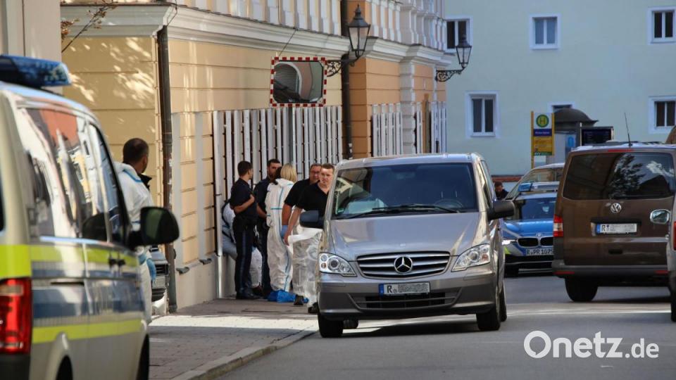 Nach einem Wohnungsbrand in einem Mehrfamilienhaus in Regensburg hat die Polizei am Mittwoch, 18. September 2019, zwei Tote gefunden. Bei den Opfern handele es sich um eine 37-jährige Frau und einen 41-jährigen Mann, teilten die Beamten mit. "Ob der Brand im Zusammenhang mit dem Tod der beiden Personen steht, ist derzeit noch unklar", hieß es. Auch zur Brandursache gab es zunächst keine Erkenntnisse. Die Kripo Regensburg hat die Ermittlungen übernommen. Bild: Alexander Auer