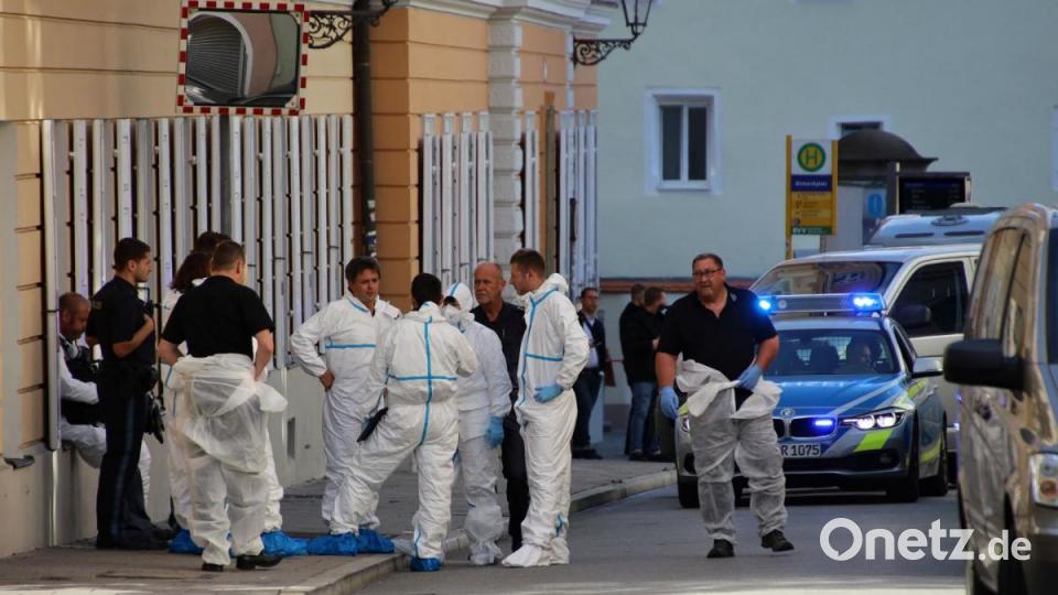 Nach einem Wohnungsbrand in einem Mehrfamilienhaus in Regensburg hat die Polizei am Mittwoch, 18. September 2019, zwei Tote gefunden. Bei den Opfern handele es sich um eine 37-jährige Frau und einen 41-jährigen Mann, teilten die Beamten mit. "Ob der Brand im Zusammenhang mit dem Tod der beiden Personen steht, ist derzeit noch unklar", hieß es. Auch zur Brandursache gab es zunächst keine Erkenntnisse. Die Kripo Regensburg hat die Ermittlungen übernommen. Bild: Alexander Auer