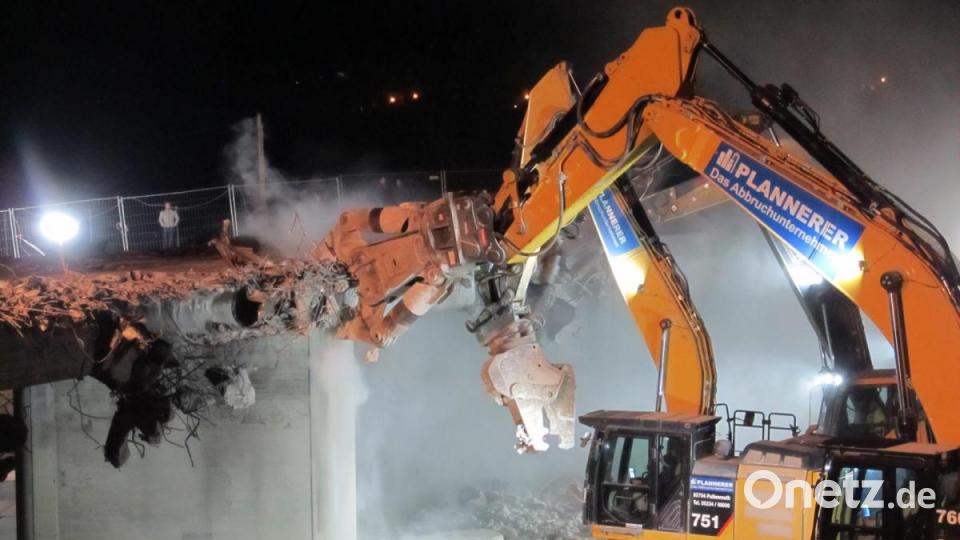 Die Abrissbagger beißen sich auf der A 93 in der Nacht von Samstag auf Sonntag durch die Brücke bei Perschen. Bild: bl