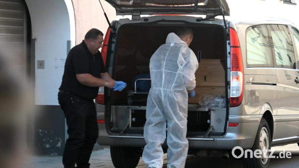 Nach einem Wohnungsbrand in einem Mehrfamilienhaus in Regensburg hat die Polizei am Mittwoch, 18. September 2019, zwei Tote gefunden. Bei den Opfern handele es sich um eine 37-jährige Frau und einen 41-jährigen Mann, teilten die Beamten mit. "Ob der Brand im Zusammenhang mit dem Tod der beiden Personen steht, ist derzeit noch unklar", hieß es. Auch zur Brandursache gab es zunächst keine Erkenntnisse. Die Kripo Regensburg hat die Ermittlungen übernommen. Bild: Alexander Auer