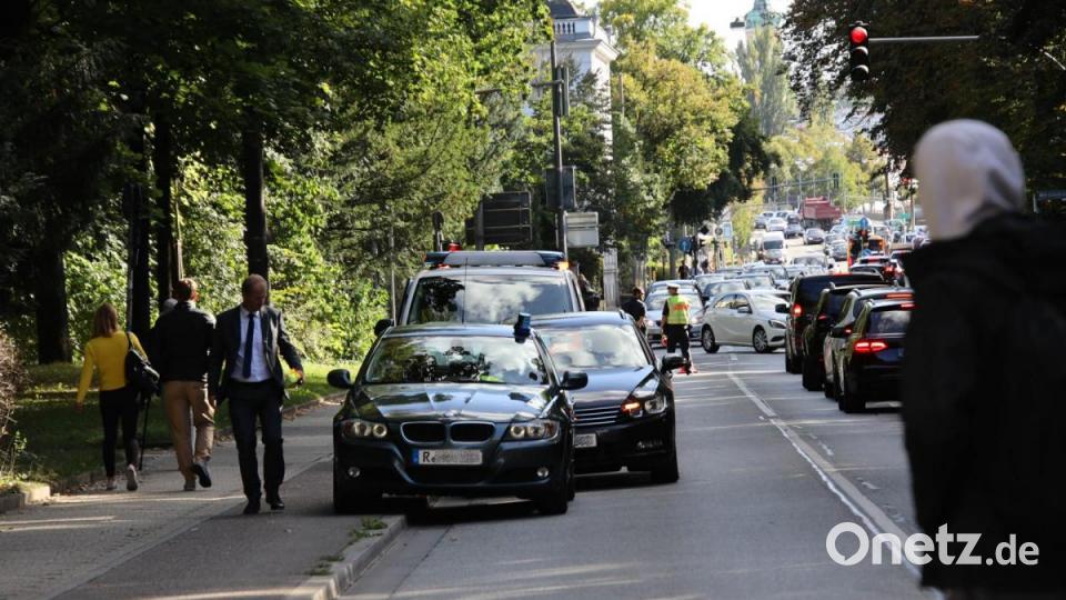 Nach einem Wohnungsbrand in einem Mehrfamilienhaus in Regensburg hat die Polizei am Mittwoch, 18. September 2019, zwei Tote gefunden. Bei den Opfern handele es sich um eine 37-jährige Frau und einen 41-jährigen Mann, teilten die Beamten mit. "Ob der Brand im Zusammenhang mit dem Tod der beiden Personen steht, ist derzeit noch unklar", hieß es. Auch zur Brandursache gab es zunächst keine Erkenntnisse. Die Kripo Regensburg hat die Ermittlungen übernommen. Bild: Alexander Auer