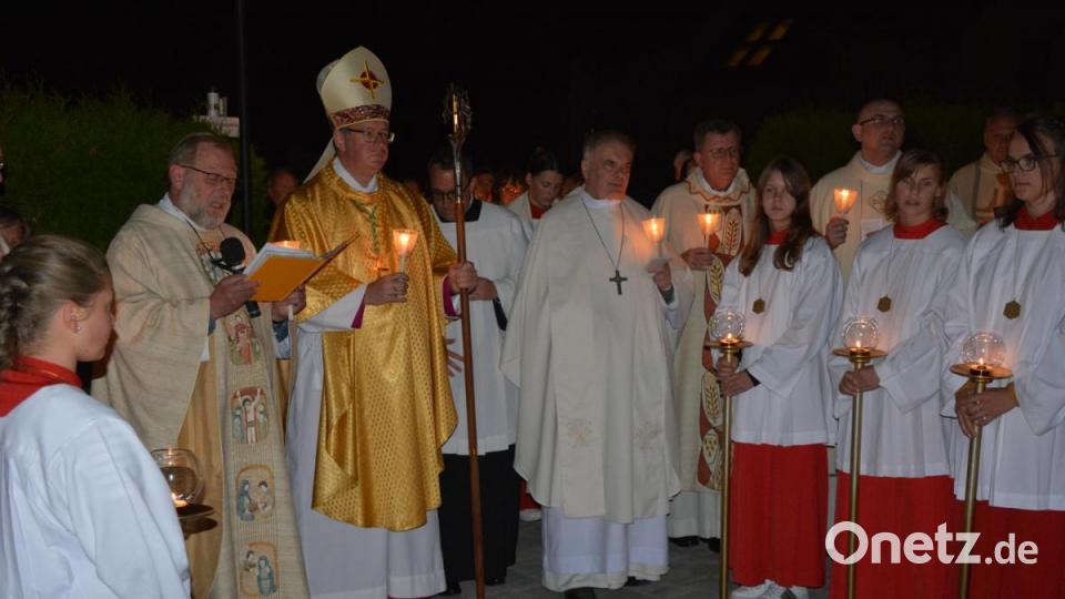 Gebet am Grab der Resl, (von links) mit Pfarrseelsorger Pater Benedikt Leitmayr, Weihbischof Rupert Graf zu Stolberg und Abt Filip Zdenek Lobkowicz (Kloster Tepl). Bild: jr