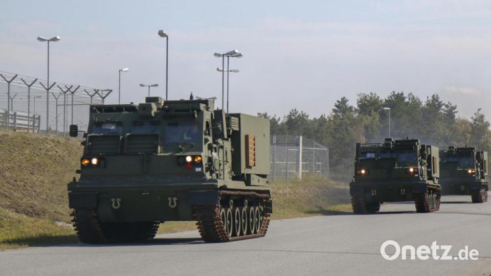 Mehrfach-Raketenwerfer M270, die für die 41st Field Artillery Brigade’ bestimmt sind, fahren Richtung Motor-Pool. Bild: U.S. Army photo by Sgt. Christopher Stewart