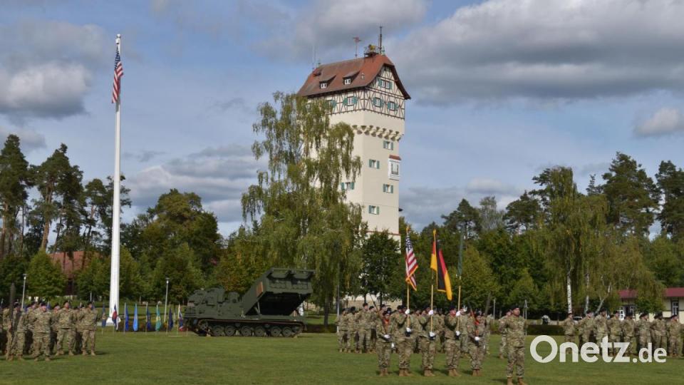 Auf dem Paradefeld in der Garnison Grafenwöhr sind die Soldaten des 1st Battalion, 6th Field Artillery Regiment bei strahlendem Sonnenschein angetreten. Hinter ihnen steht ihr Waffensystem, ein Mehrfach-Raketenwerfer. Bild: Alexander Pausch
