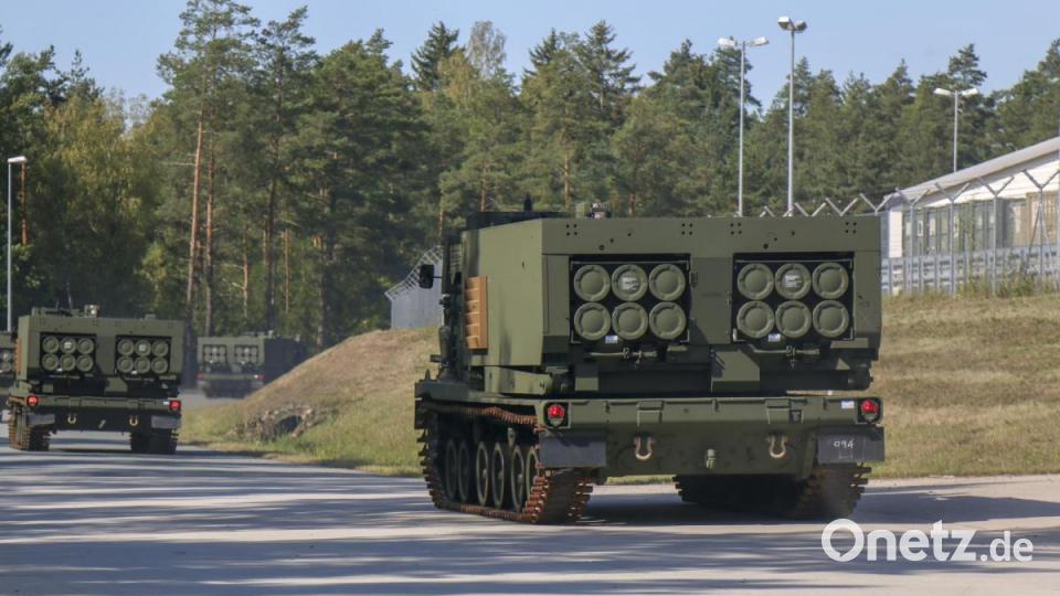 Contractors drives Multiple Launch Rocket Systems to the Mehrfach-Raketenwerfer M270, die für die 41st Field Artillery Brigade’ bestimmt sind, fahren Richtung Motor-Pool. Bild: U.S. Army photo by Sgt. Christopher Stewart