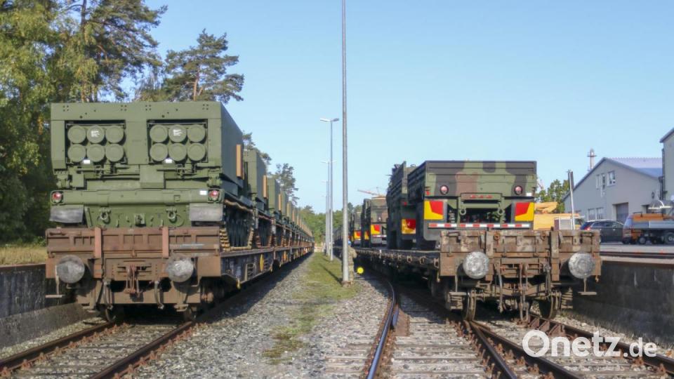 Verschiedenen Fahrzeuge für die 41st Field Artillery Brigade sind per Bahn im Bahnhof der US-Garnison Grafenwöhr angekommen. Bild: U.S. Army photo by Sgt. Christopher Stewart